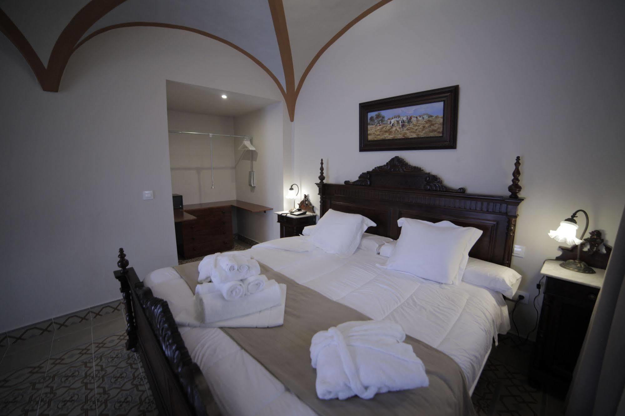 Hotel La Giralda Burguillos Del Cerro 外观 照片